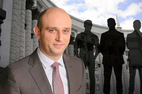 Працівник на тлі Кабінету Міністрів і силуетів військовозобов’язаних