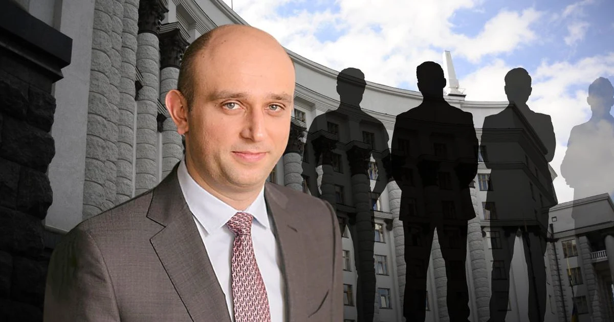 Працівник на тлі будівлі Кабінету Міністрів і силуетів військовозобов’язаних