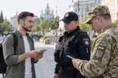 Перевірка документів громадянина представниками поліції та ТЦК на вулиці